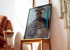 Cadre contenant l'affiche La Rvfleuze de Numéro d'Écrou posé sur une chaise design dans un salon au style contemporain.