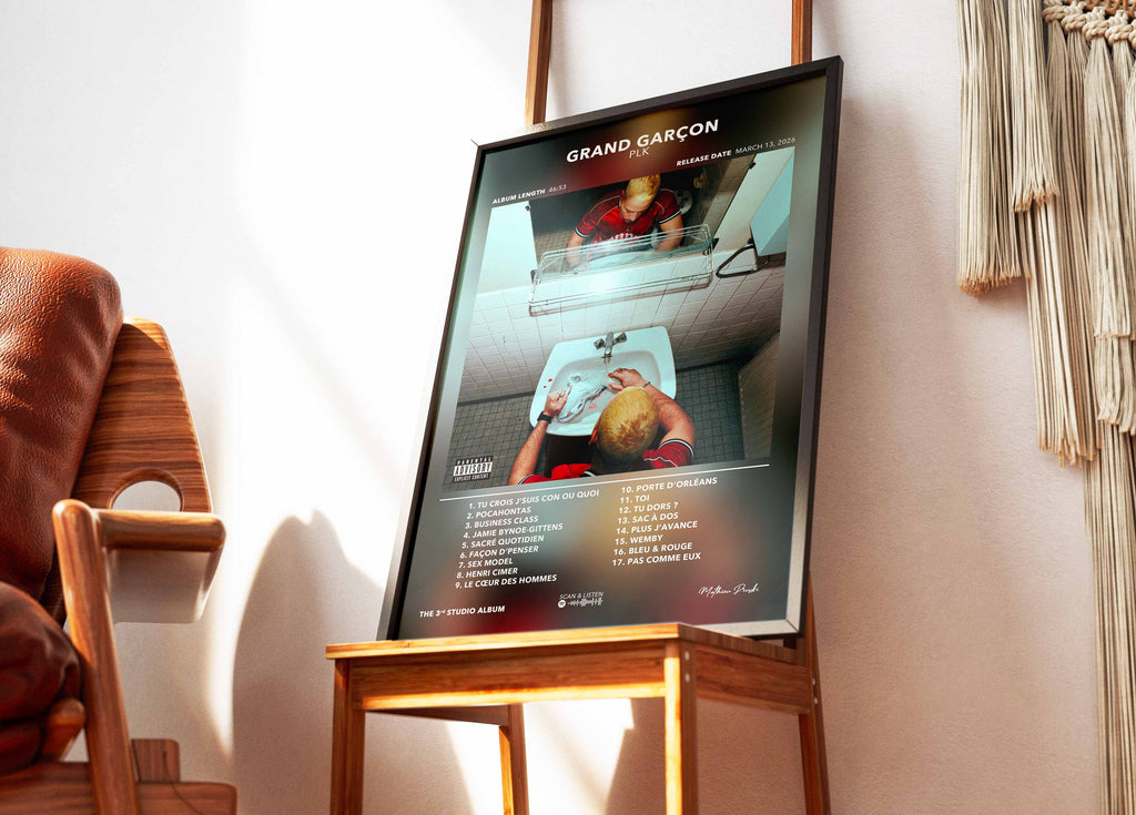 Cadre photo contenant l'affiche de PLK Grand Cru posé sur une chaise dans un salon au design contemporain.