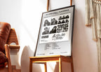 Cadre contenant l'affiche RnBoi My Eyes Only Flashback posé sur une chaise design dans un salon au style épuré.